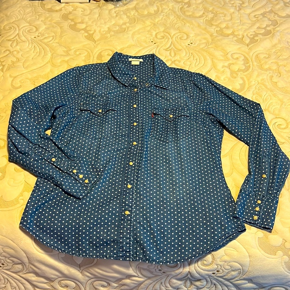 Southwestern style LEVI’S Chambray Long Sleeved Snap Button Up Size Large